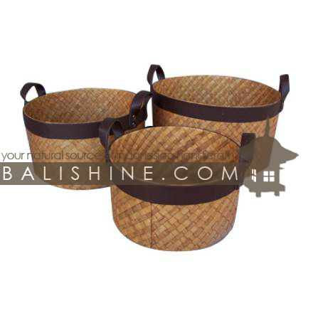 Balishine: Your natural source of indonesian handicraft presents in its Home Decor collection the Basket Set Of 3:12JAS362861:This set of 3 rounds baskets is produced in Indonesia made from pandanus and vinyl.  Chocolate and orange color