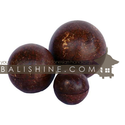 Balishine: Your natural source of indonesian handicraft presents in its Decor Accessories collection the Box Set Of 3:12DIV4703:This set of 3 balls boxes is produced in Indonesia made from teak wood  with an natural and parfumed tropical spice known as cinamon. -
