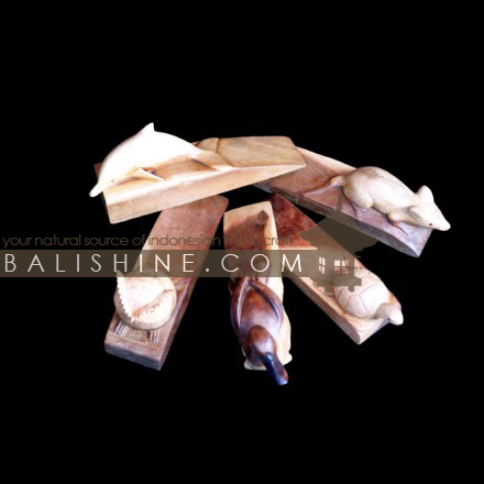 Balishine: Your natural source of indonesian handicraft presents in its Decor Accessories collection the Stop Door :12IMS10379:This stop door is produced in Bali made from jempinis wood. -