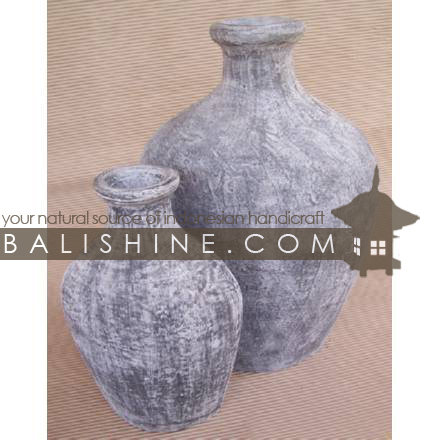 Balishine: Your natural source of indonesian handicraft presents in its Decor Accessories collection the Vase:12JAS53506:This original vase is produced in Bali made from teracota. Same as picture
