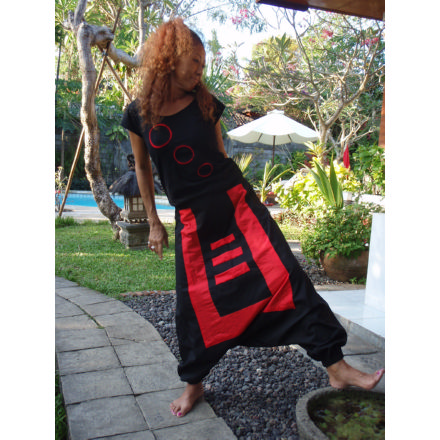 Balishine: Your natural source of indonesian handicraft presents in its Ready to wear collection the Sarwel goa:746MYO736615:Popeline and parasut sarwel, zip, 1 pocket on the front and 2 pockets on the back  black popeline and red parasut