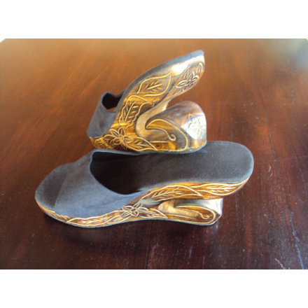 Balishine: Your natural source of indonesian handicraft presents in its Ready to wear collection the Shoes bola 1:746MYO826670:Shoes, carved wood heel, synthetic leather  black
