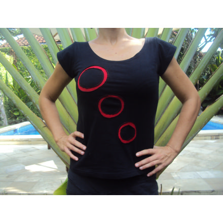 Balishine: Your natural source of indonesian handicraft presents in its Ready to wear collection the Tee-shirt flouty:746MYO716600:Jersey tee-shirt with circle  black and red jersey
