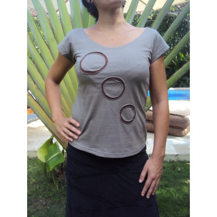 Balishine: Your natural source of indonesian handicraft presents in its Ready to wear collection the Tee-shirt flouty:746MYO716601:Jersey tee-shirt with circle  taupe and chocolat jersey
