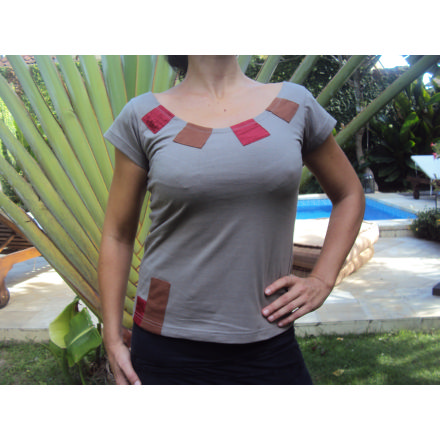 Balishine: Your natural source of indonesian handicraft presents in its Ready to wear collection the Tee-shirt pamploune:746MYO716605:Jersey tee-shirt with parasut band  taupe jersey and maroon-chocolat parasut