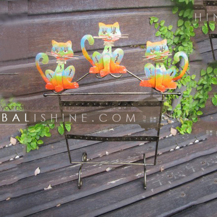 Balishine: Your natural source of indonesian handicraft presents in its Holders collection the Earings Holder:39MAH6458:This earings holder is produced in Bali made from iron and is compose of 16 pairs. -