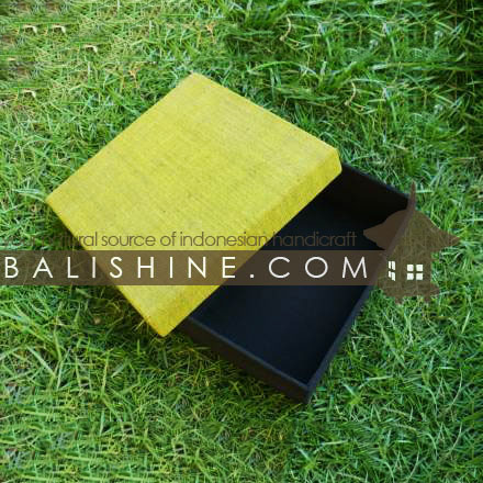 Balishine: Your natural source of indonesian handicraft presents in its Packaging collection the Boxes:316CBG5010:This box is produced in Bali made from pasteboard and sari textile. Minimum order 50 pieces. Choose your color and we will check the availibility for you.