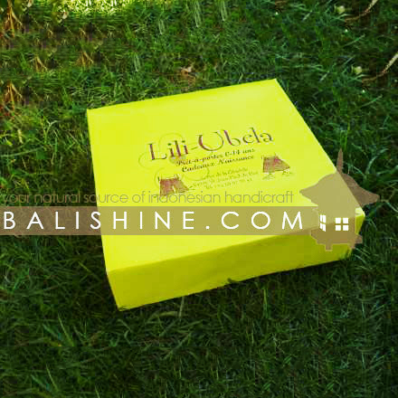 Balishine: Your natural source of indonesian handicraft presents in its Packaging collection the Boxes:316CBG5012:This box is produced in Bali made from pasteboard. Minimum order 250 pieces. White. black. chocolate. creme. red. light blue. green. dark purple. pink. orange. yellow. brown. dark blue. silver or gold color. For an other sizes contact us.