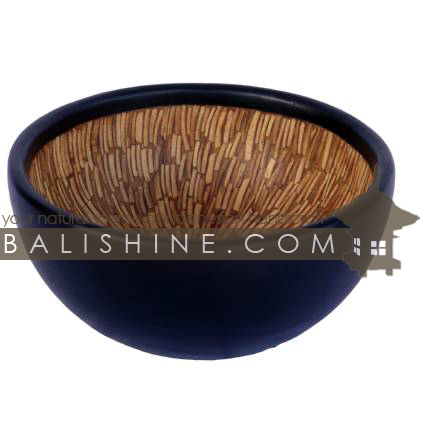 Balishine: Your natural source of indonesian handicraft presents in its Bowls collection the Bowl:624DIV1095:This bowl is produced in Bali made from mango wood and the matting of white and black coconut shell mosaic. -