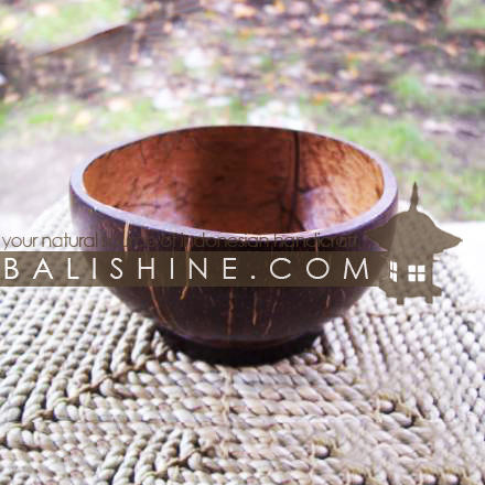 Balishine: Your natural source of indonesian handicraft presents in its Bowls collection the Bowl:624JAS2890:This bowl is produced in Bali made from natural coconut. Natural color