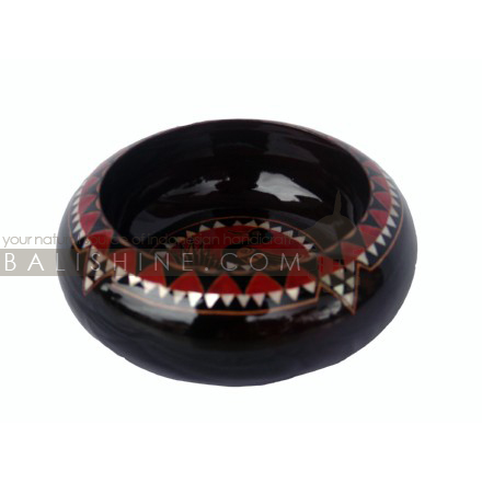 Balishine: Your natural source of indonesian handicraft presents in its Bowls collection the Bowl Lombok:624KET5557:This bowl is a handicraft of Lombok made from mahogany wood. Same as picture