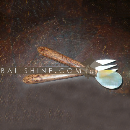 Balishine: Your natural source of indonesian handicraft presents in its Cuttlery collection the Set of 2 Cuttleries:632CAW6178:This set of 2 cuttleries is produced in Bali made from coconut wood and shell Same as picture