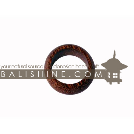 Balishine: Your natural source of indonesian handicraft presents in its Cuttlery collection the Napkin-Ring:632KAL1220:This napkin ring is produced in Bali this handicraft is made from coconut wood. -