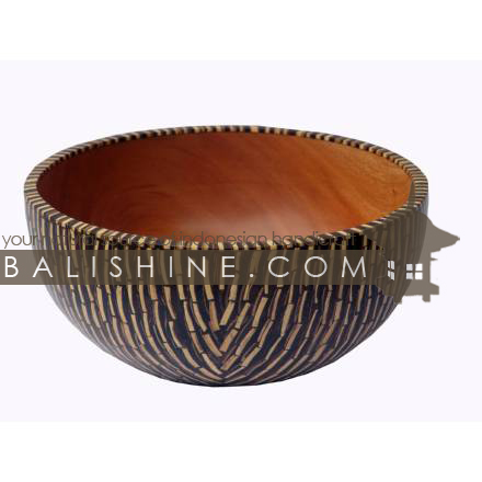 Balishine: Your natural source of indonesian handicraft presents in its Salad Bowls collection the Salad Bowl:629KAL1076:This salad bowl is produced in Bali made from teak wood and the matting of white and black coconut shell mosaic. -