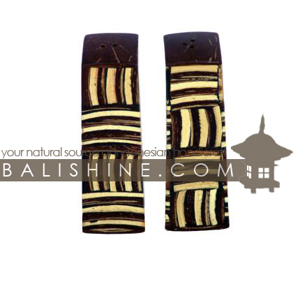 Balishine: Your natural source of indonesian handicraft presents in its Saltcellars & Pepper Pots collection the Saltcellars and Pepper pots:630DIV1169:This set of saltcellars and pepper pots is produced in Bali made from plywood and the matting of brown and white coconut shell mosaic with resin. -