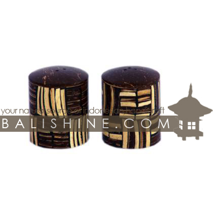 Balishine: Your natural source of indonesian handicraft presents in its Saltcellars & Pepper Pots collection the Saltcellars and Pepper pots:630DIV1174:This set of round saltcellars and pepper pots is produced in Bali made from plywood and the matting of brown and white coconut shell mosaic with resin. -