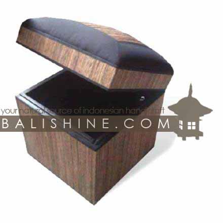 Balishine: Your natural source of indonesian handicraft presents in its Pouf Stools collection the Pouf Stool:541JAS3071:This square pouf stool is produced in Bali made from the matting of natural coconut root. It can be opened. Natural color