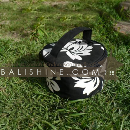 Balishine: Your natural source of indonesian handicraft presents in its Accessories collection the Vanity bag:420MKN5020:This vanity bag is a handicraft of Bali made from textile with zip. Lot of choice of textile. contact us. Lot of choice of textile and color. contact us.