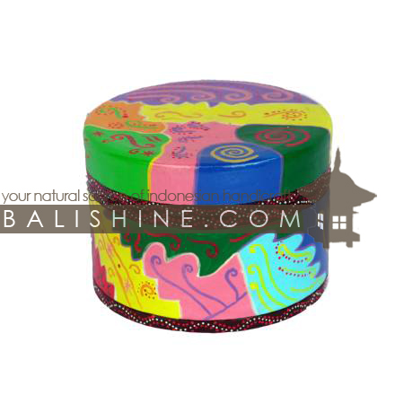 Balishine: Your natural source of indonesian handicraft presents in its Stuff for Kids collection the Box :415KAG7463:This set of 3 round boxes is produced in Bali made from albesia wood. -