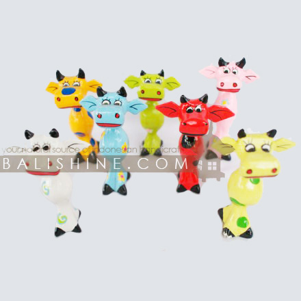Balishine: Your natural source of indonesian handicraft presents in its Various collection the Cow:415DZO76346:This decorative cow is a handicraft of Bali made from albasia wood.  