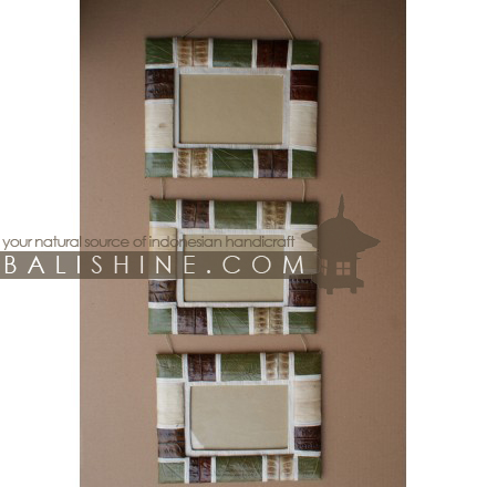 Balishine: Your natural source of indonesian handicraft presents in its Various collection the Photo Frame:45PGU196144:This photos frame  is produced in Bali made from 7 different  exotic leaf. It' for 3 pictures.  