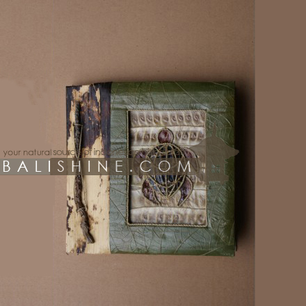 Balishine: Your natural source of indonesian handicraft presents in its Stationery collection the Photos Album:45PGU186143:This photo album  is produced in Bali made from 7 different  exotic leaf for the cover. Inside maximum 40 photos 15X10 cm.