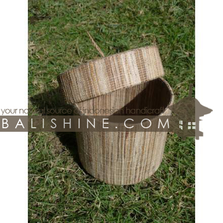 Balishine: Your natural source of indonesian handicraft presents in its Home Decor collection the Round Coconut Leaf Box:12JAS43582:This round box with cover is produced in Indonesia made from coconut leaf.  All color (Natural, orange, blue, pink, purple, red, green, yellow, black,...)