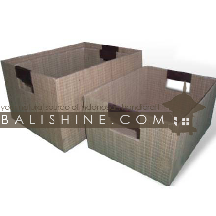 Balishine: Your natural source of indonesian handicraft presents in its Home Decor collection the Box Set Of 2:12JAS42815:This set of 2 rectangulars boxes is produced in Indonesia made from mendong grass.  Natural and chocolate color