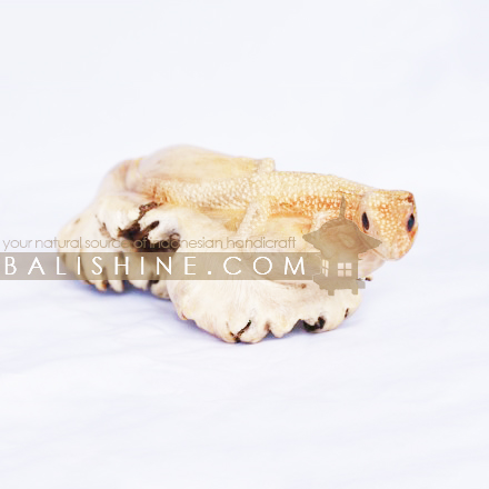 Balishine: Your natural source of indonesian handicraft presents in its Home Decor collection the Gecko Statue:12SOM36219:This original statue is a handicraft of Bali made from wood.  Same as picture