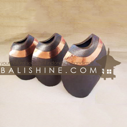 Balishine: Your natural source of indonesian handicraft presents in its Home Decor collection the Copper Vase:12JAS53454:This original vase is produced in Bali made from copper.  Grey and natural color