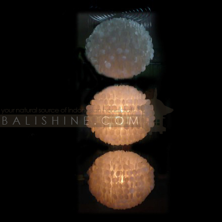 Balishine: Your natural source of indonesian handicraft presents in its Home Decor collection the Wall Fitting:13DAA155705:This wall fitting made in Bali from shell.  For electric fitting please contact us