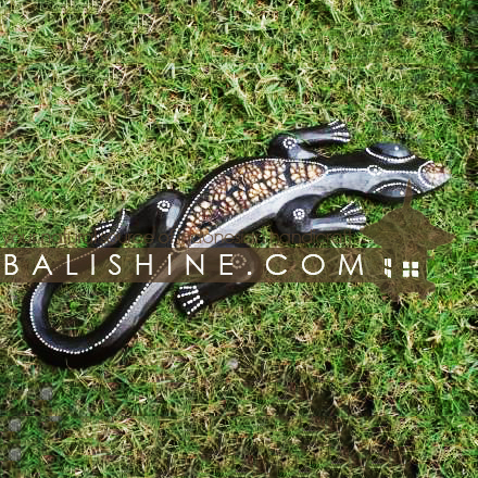 Balishine: Your natural source of indonesian handicraft presents in its Home Decor collection the Gaecko:17ERS481668:This gaecko carving with skin of eggs is a handicraft of Bali made from albesia wood.  