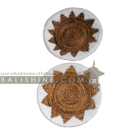 Balishine: Your natural source of indonesian handicraft presents in its Home Decor collection the Mendong Grass Round Wall Decor:17DEK8748:This natural round wall decor is made in bali from mendong grass.  