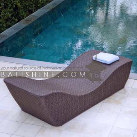 Balishine: Your natural source of indonesian handicraft presents in its Outdoor collection the Lounger:26MNF6008:This lounger is produced in Indonesia and made from aluminium with synthetique rottan finishing.  Please contact us for available color