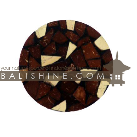 Balishine: Your natural source of indonesian handicraft presents in its Tableware collection the Coaster:631DIV1196:This round coaster is  produced in Bali this handicraft is made from resin and the matting of brown and white coconut shell mosaic.  