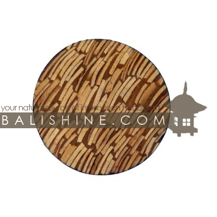 Balishine: Your natural source of indonesian handicraft presents in its Tableware collection the Coaster:631DIV1197:This round coaster is  produced in Bali this handicraft is made from resin and the matting of white coconut shell mosaic.  