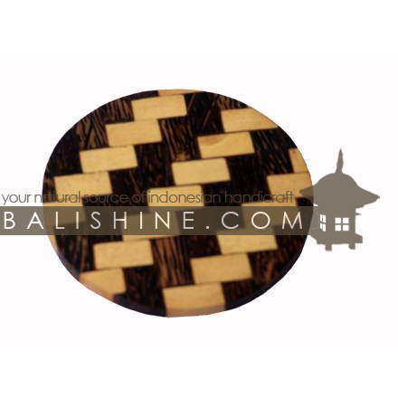 Balishine: Your natural source of indonesian handicraft presents in its Tableware collection the Coaster:631KAL1177:This round coaster is  produced in Bali this handicraft is made from hard forest wood and the matting of brown and white coconut shell mosaic with resin.  