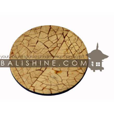 Balishine: Your natural source of indonesian handicraft presents in its Tableware collection the Coaster:631KAL1179:This round coaster is  produced in Bali this handicraft is made from sonokling wood and the matting of white coconut shell mosaic.  