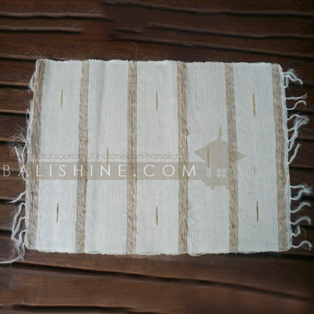 Balishine: Your natural source of indonesian handicraft presents in its Tableware collection the Placemats:628VIN5671:This rectangular placemate is  produced in Bali this handicraft is made from seagrass.  Same as picture