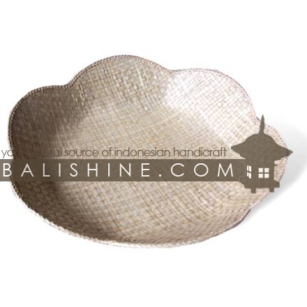 Balishine: Your natural source of indonesian handicraft presents in its Tableware collection the Tray:625JAS3391:This original tray is produced in Bali made from seagrass.  WHITE