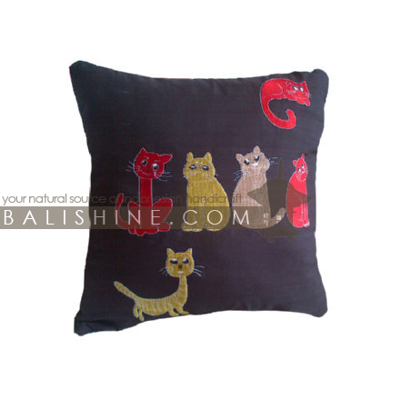 Balishine: Your natural source of indonesian handicraft presents in its Textile & Rugs collection the Pillow Cases:537MKN6917:This pillow case is produced in Bali it's a natural handmade textile with closing zip.  50% coton and 50% polyester. Same as picture
