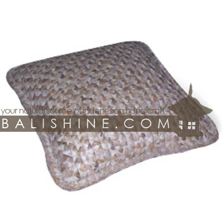 Balishine: Your natural source of indonesian handicraft presents in its Textile & Rugs collection the Pillow:538JAS3035:This square pillow is produced in Bali it's an handmade water hyacinth with kapok inside.  Natural color
