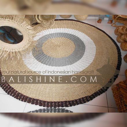 Balishine: Your natural source of indonesian handicraft presents in its Textile & Rugs collection the Round Rug:549MER7582:This round rug is produced in Bali. It's made with a natural weaving of seagrass. Can be produced with natural raffia.  Item made from seagrass on photo displayed.