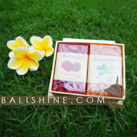Balishine: Your natural source of indonesian handicraft presents in its Various collection the 2 Soap 100 gr in a Box:44ARJ557509:This box contain 2 natural soap of 100 gr each. Made in Bali from tropical pulp flower. Soap with coconut texture inside.  Also available in aromas : Papaya, Chempaka,  Frangipani, Jasmine, Lavender, Sandalwood, Ylang-Ylang, Vanilla, Lotus.