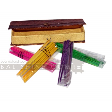 Balishine: Your natural source of indonesian handicraft presents in its Various collection the 4 Packs Of 10 Sticks:44ARJ542381:This set include 10 mini sticks is produced in Bali made from tropical pulp flower. The lenght of the sticks is 10 cm. Original packing inside an original natural leaf box.  Also available in aromas : Amber, Apple, Bergamot, Cacao, Canabis, Chempaka, Cinnamon, Citronnella, Clove, Coconut, Coffe, Darshan, Euqaliptus, Frangipani, Gardenia, Grass, Jasmine, Krishna Musk, Lavender, Lemon, Lotus, Macana, Mango, Musk, Nagchampa, Narcis, Night Queen,  Opium, Orange, Orchid, Passion Fruit, Patchouly, Peppermint, Rose, Rosemary, Sakura, Sandalwood, Spice, Strawberry, Sweet balinese, Variety, Vetiver, Ylang-Ylang, Vanilla, Lotus.