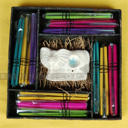 Balishine: Your natural source of indonesian handicraft presents in its Various collection the Ceramic Incense Holder And 12 Packs Of 10 Sticks:44ARJ542378:This set of clay incense holder with 12 packs of 10 sticks is produced in Bali made from tropical pulp flower. The lenght of the sticks is 10 cm. Mixed aromas.  Also available in aromas : Amber, Apple, Bergamot, Cacao, Canabis, Chempaka, Cinnamon, Citronnella, Clove, Coconut, Coffe, Darshan, Euqaliptus, Frangipani, Gardenia, Grass, Jasmine, Krishna Musk, Lavender, Lemon, Lotus, Macana, Mango, Musk, Nagchampa, Narcis, Night Queen,  Opium, Orange, Orchid, Passion Fruit, Patchouly, Peppermint, Rose, Rosemary, Sakura, Sandalwood, Spice, Strawberry, Sweet balinese, Variety, Vetiver, Ylang-Ylang, Vanilla, Lotus.
