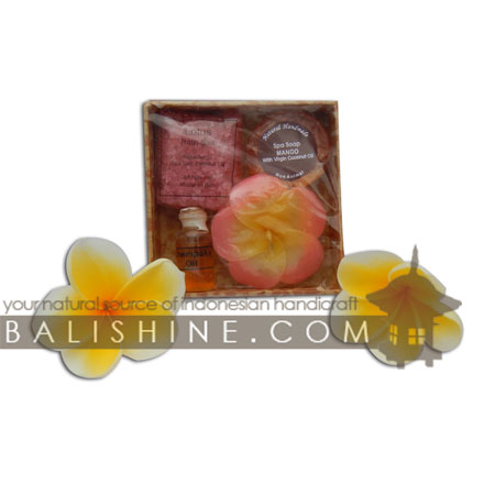 Balishine: Your natural source of indonesian handicraft presents in its Various collection the Spa Starting Mini Pack:44ARJ557512:This spa starting mini pack contain 1 natural round soap of 50 gr, 1 bag of bath salt 50 gr and 1 burning oil 10 ml. Made in Bali from tropical pulp flower.  Available in aromas : Papaya, Chempaka,  Frangipani, Jasmine, Lavender, Sandalwood, Ylang-Ylang, Vanilla, Lotus.