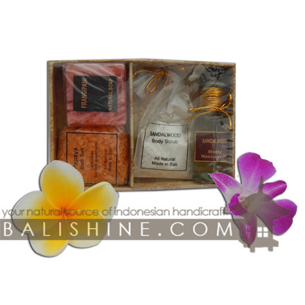 Balishine: Your natural source of indonesian handicraft presents in its Various collection the Spa Starting Pack:44ARJ557514:This spa starting pack contain 1 natural soap of 50 gr, 1 bag of bath salt 50 gr, scrub poader 50 gr and 1 burning oil of 4cc. Made in Bali from tropical pulp flower.  Available in aromas : Papaya, Chempaka,  Frangipani, Jasmine, Lavender, Sandalwood, Ylang-Ylang, Vanilla, Lotus.