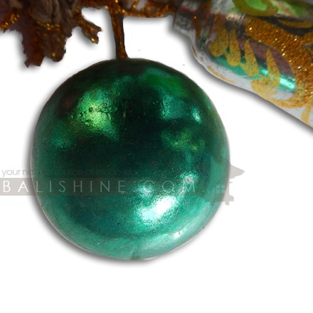 Balishine: Your natural source of indonesian handicraft presents in its Various collection the Green Hanging Decoration Ball:413RAT7942:This hanging christmas decoration ball is produced in Bali and made from natural albasia wood.   Other color possible.