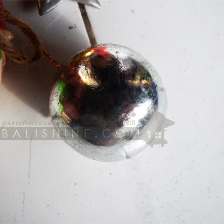 Balishine: Your natural source of indonesian handicraft presents in its Various collection the Silver Hanging Decoration Ball:413RAT7943:This hanging christmas decoration ball is produced in Bali and made from natural albasia wood.   Other color possible.
